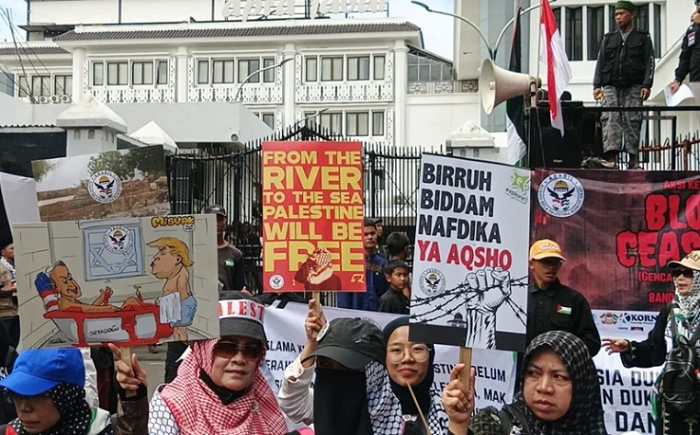 Puluhan umat Islam se-Bandung Raya menggelar aksi solidaritas Palestina di Gedung DPRD Jabar, Kota Bandung, Jumat (13/2/2026).