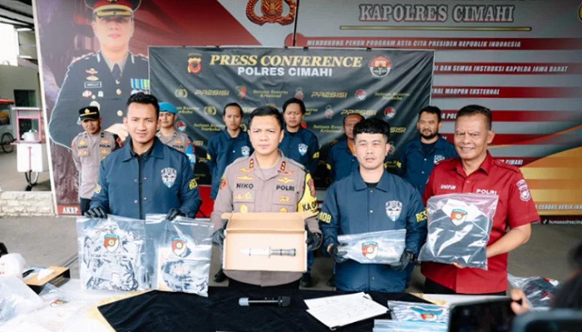 Polres Cimahi menangkap YA (16) dan APM (17) tersangka pembunuh ZAA (14), siswa SMPN 26 Bandung di Kampung Gajah, Parongpong, KBB.