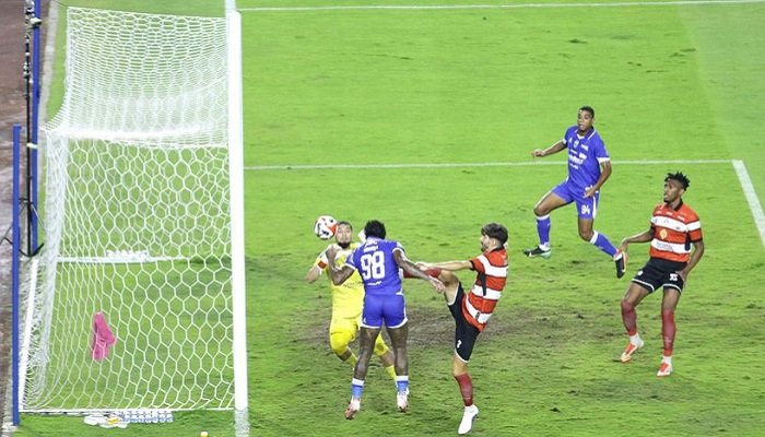 Setelah sukses melumat Madura United 5-0, skuat Persib Bandung bakal melakoni laga tandang, menghadapi Persebaya Surabaya, Senin (2/3/2026).