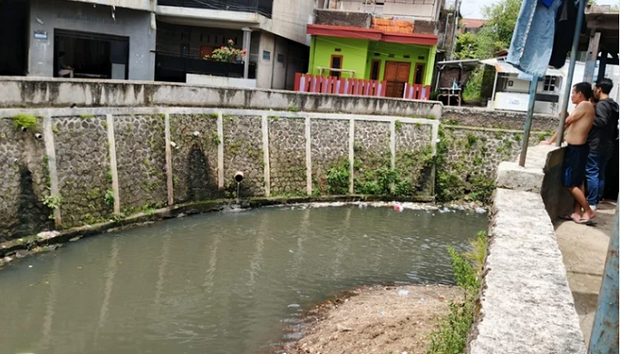 Warga Gang Kurnia, Kota Bandung digegerkan oleh peristiwa tewasnya Alkana (9) dan Yudi (55) di Sungai Cikapundung Kolot, Sabtu (7/2/2026).