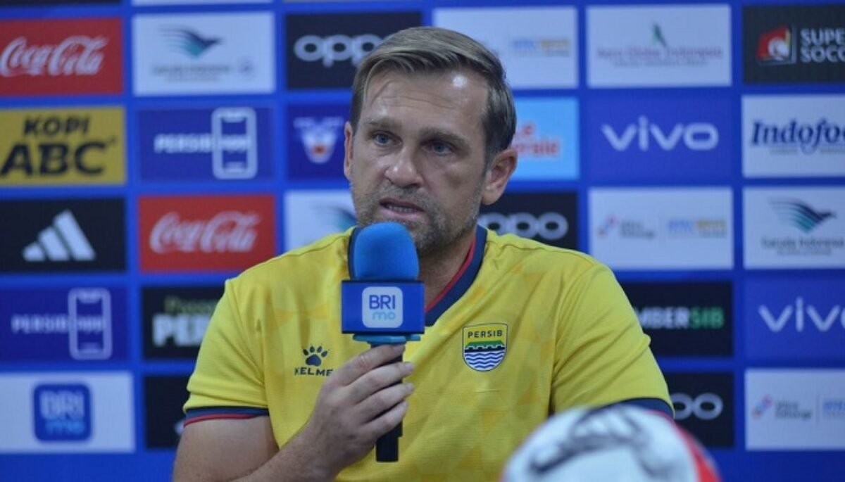 Persib Bandung mendapat ujian dalam mempertahankan posisinya di puncak klasemen Super League 2025-2026, dengan menghadapi Madura United.