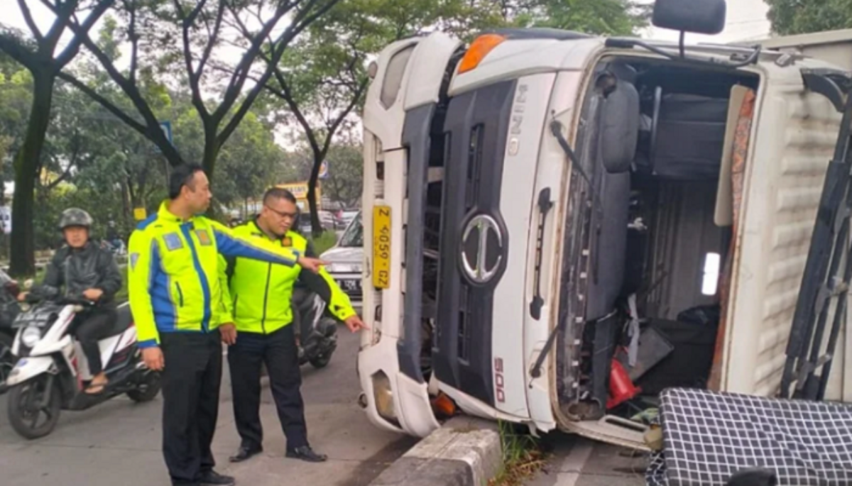 Sopir Ngantuk, Truk Pasir Terguling di Jalan Soekarno Hatta