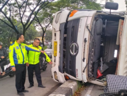 Sopir Ngantuk, Truk Pasir Terguling di Jalan Soekarno Hatta
