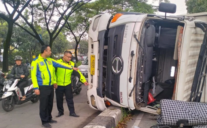 Satu unit truk terguling menutup jalur lambat Jalan Soekarno-Hatta, dekat Bundara Cibiru, Kecamatan Panyileukan, Selasa (3/2/2026).