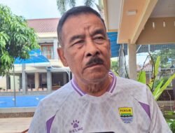 Umuh Muchtar Kecewa dengan Kepemimpinan Wasit Persebaya vs Persib 