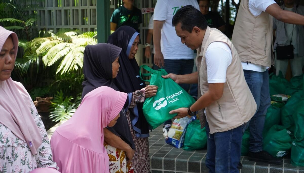 Pegadaian Jabar Serahkan Mobil Siaga dan Ratusan Paket Sembako di Batukaras