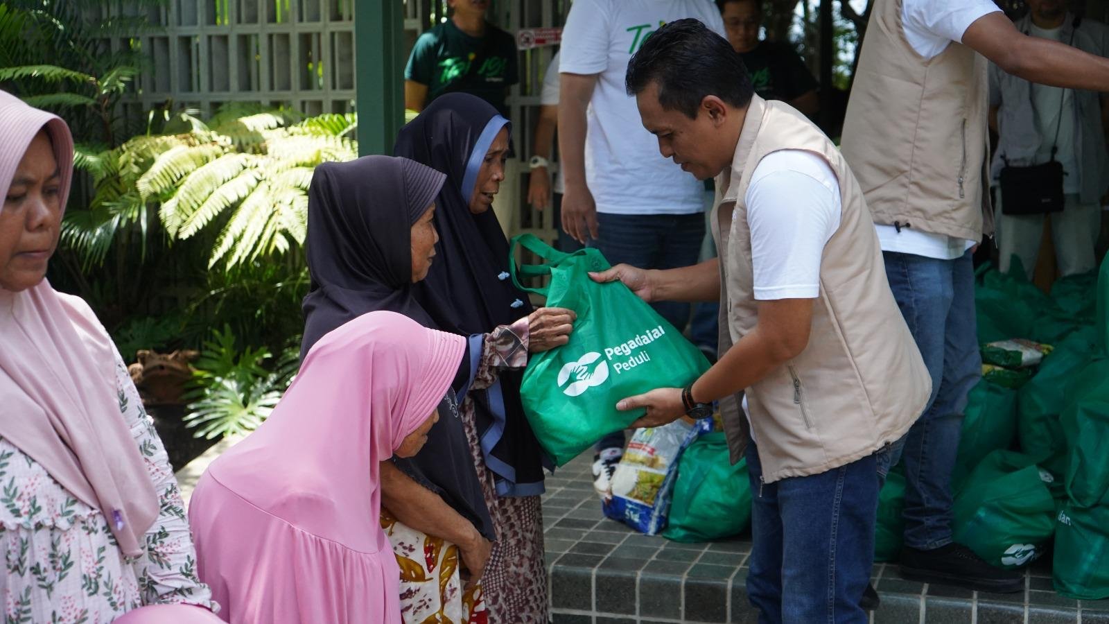 Pegadaian Jabar Serahkan Mobil Siaga dan Ratusan Paket Sembako di Batukaras