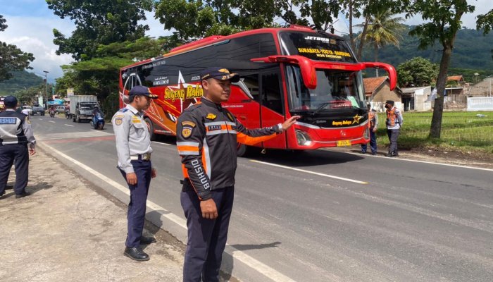 Pemerintah Provinsi Jawa Barat mengimbau masyarakat segera mendaftar mudik gratis karena kuota tahun 2026 semakin terbatas.