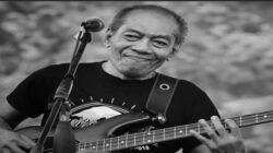 Musisi legendaris sekaligus bassist band rock papan atas Indonesia, Donny Fattah, meninggal dunia pada Sabtu (7/3/2026) di Jakarta.