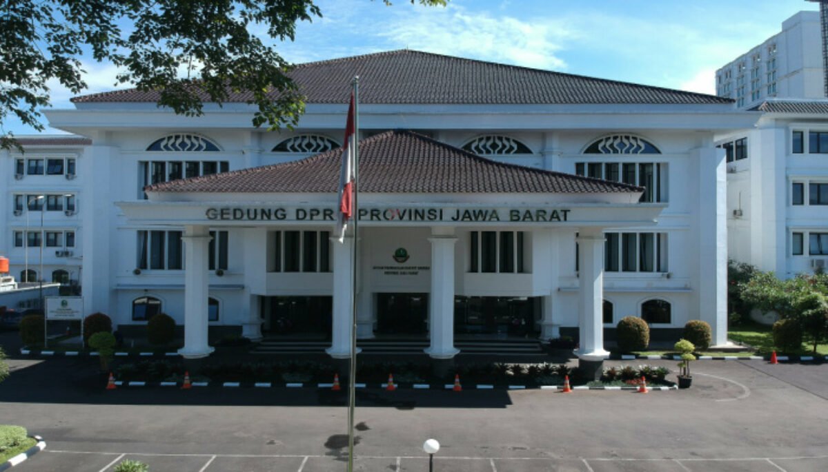 Muhamad Romli, menegaskan agar Pemerintah Provinsi Jawa Barat tidak gegabah merealisasikan rencana pinjaman daerah senilai Rp2 triliun.