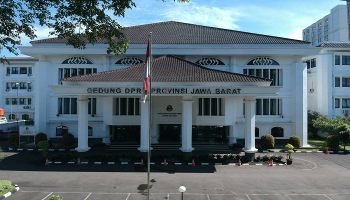 Muhamad Romli, menegaskan agar Pemerintah Provinsi Jawa Barat tidak gegabah merealisasikan rencana pinjaman daerah senilai Rp2 triliun.