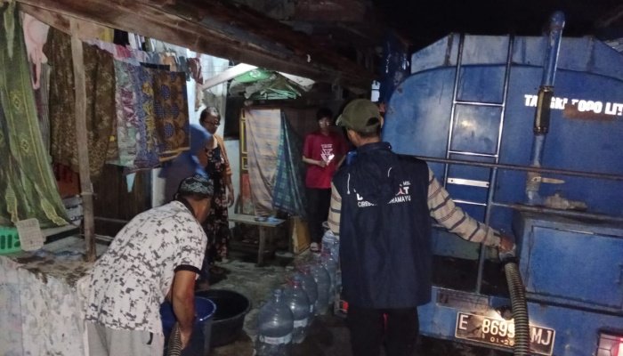 Warga Desa Kongsijaya, Kecamatan Widasari, Kabupaten Indramayu harus menghadapi kenyataan pahit tanpa pasokan air bersih selama tiga hari.