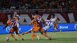 Persib Bandung gagal memperlebar jarak di puncak klasemen Super League 2025-2026, setelah hanya bermain imbang 1-1 dengan Borneo FC.