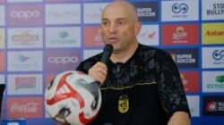 Pelatih Persebaya Surabaya Bernardo Tavares senang timnya bisa menahan imbang Persib 2-2 pada laga Pekan 24 Super League, Senin (2/3/2026).