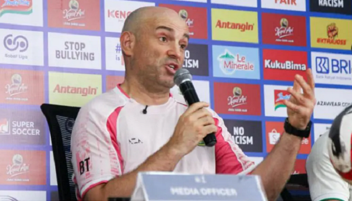 Pelatih Persebaya Bernardo Tavares memastikan timnya dalam kondisi mental yang kuat jelang duel kontra Persib, Senin (2/3/2026) malam.