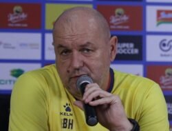 Lakoni Derby Klasik kontra Persebaya, Pelatih Persib Bandung Optimistis Raih Hasil Positif