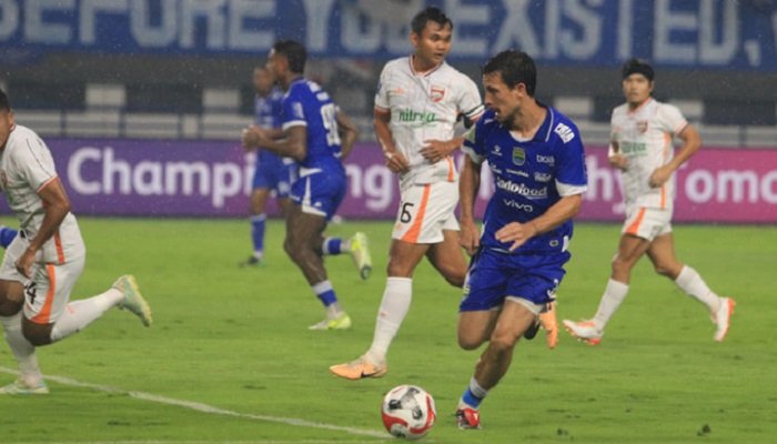 PERSIB Bandung makin menunjukkan taringnya di Super League 2025-2026. Setelah melibas Persik, Persib kian percaya diri ngeceng Borneo FC.