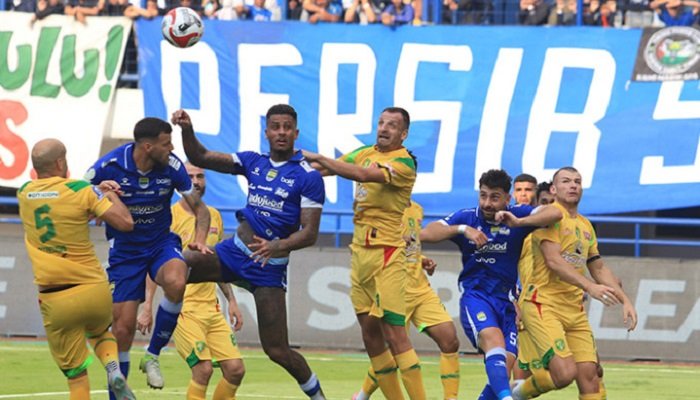 PERSEBAYA dalam momentum positif seusai menang atas PSM. Di sisi lain Persib Bandung datang dengan kepercayaan diri setelah melibas Madura.