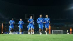 Pelatih Persib Bandung Bojan Hodak memastikan pasukannya siap tempur menghadapi Borneo FC pada laga tunda Pekan 21, Minggu (15/3/2026).