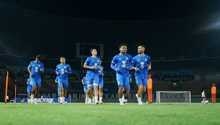 Pelatih Persib Bandung Bojan Hodak memastikan pasukannya siap tempur menghadapi Borneo FC pada laga tunda Pekan 21, Minggu (15/3/2026).