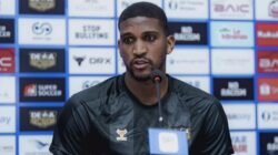 Bek tengah Dewa United Damion Lowe menegaskan timnya dalam kondisi siap tempur untuk menghadapi Persib di BIS, Senin (20/4/2026) malam.