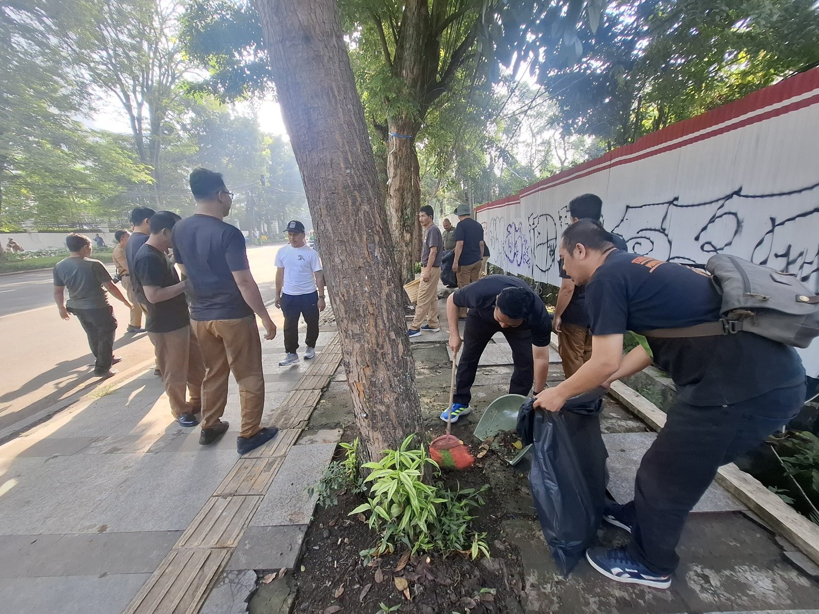 Dukung Gerakan Indonesia ASRI, Setwan Jabar Lakukan Gerakan Bersih-Bersih