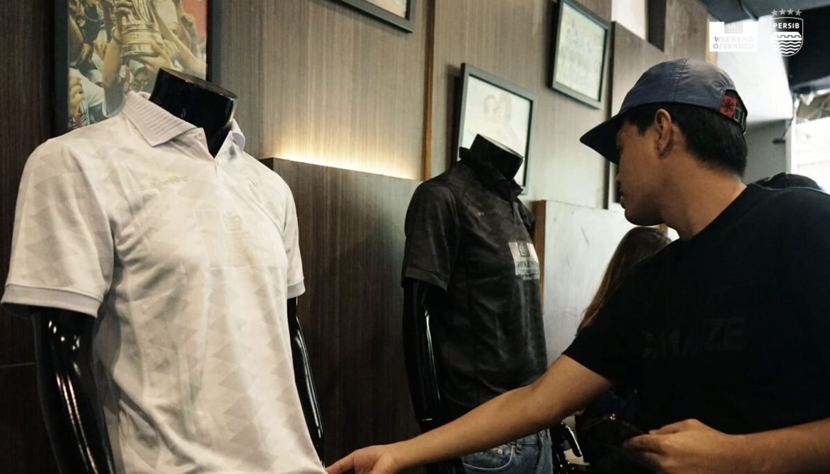 Persib Bandung luncurkan jersey kolaborasi dengan Weekend Offender. (foto: media officer)