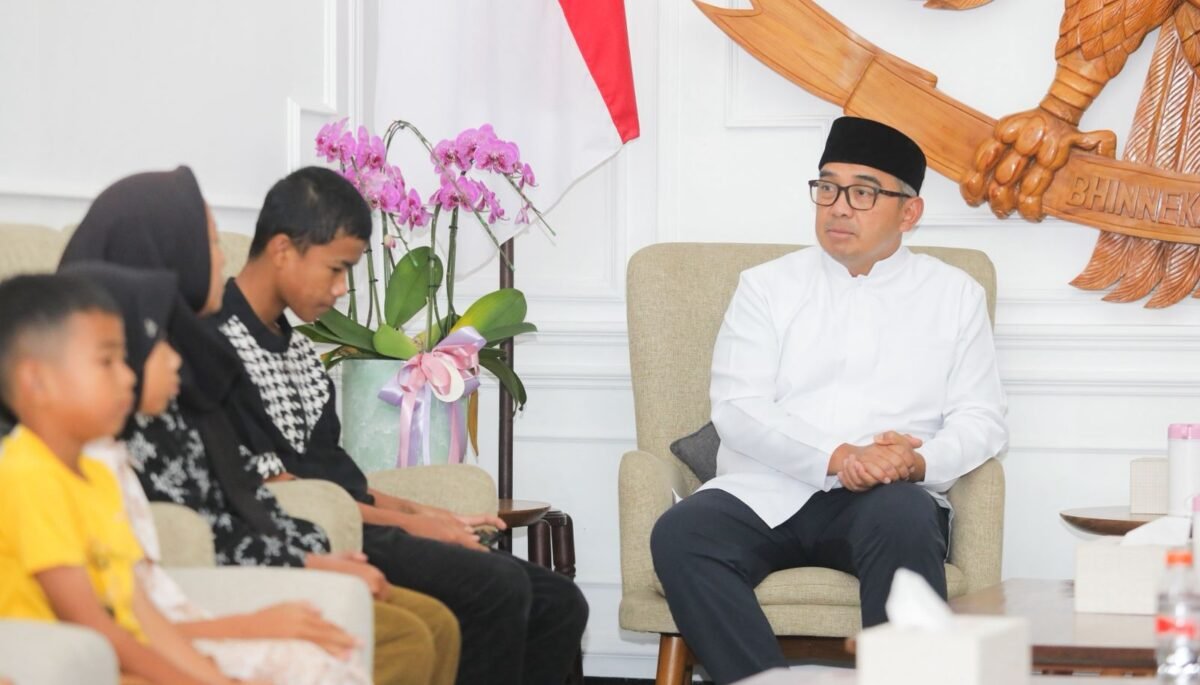 Pemkot Bandung Beri Santunan Keluarga Korban Pohon Tumbang