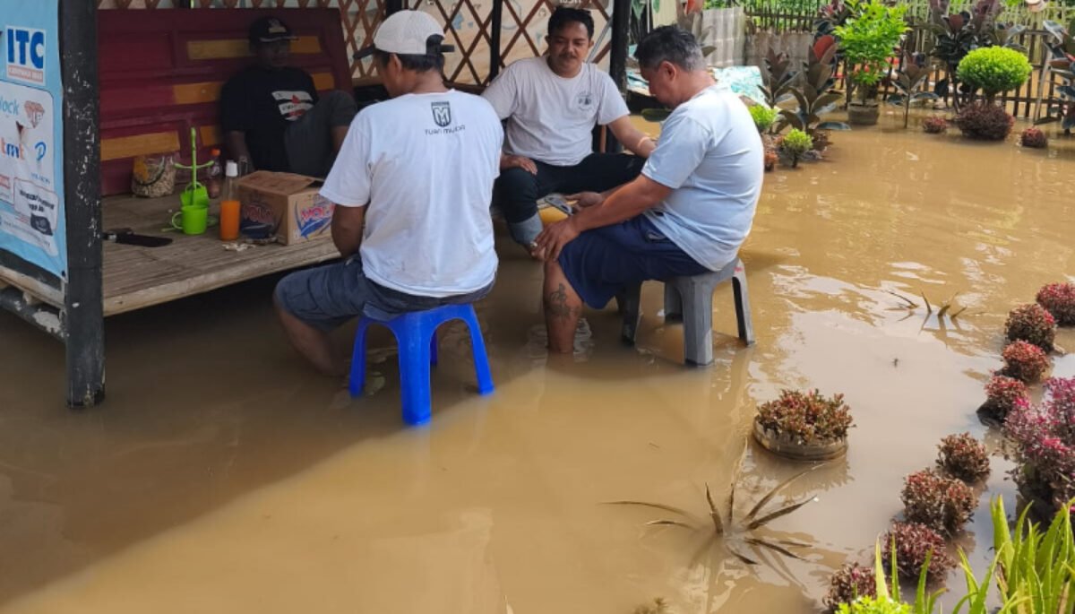 Banjir di Rumpin Bogor, Dede Chandra Sasmita Salurkan Selang Penyedot Air