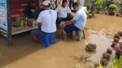 Banjir di Rumpin Bogor, Dede Chandra Sasmita Salurkan Selang Penyedot Air