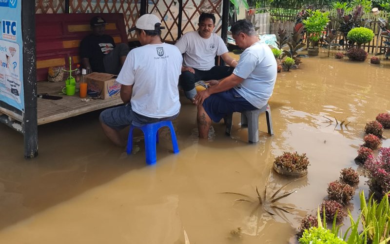 Banjir di Rumpin Bogor, Dede Chandra Sasmita Salurkan Selang Penyedot Air