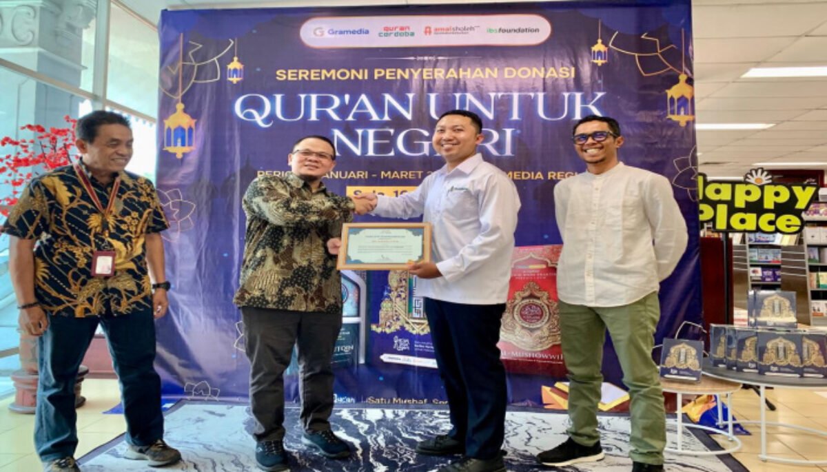 IBS Foundation menegaskan komitmennya dengan menyalurkan Al-Qur’an dan perlengkapan sekolah bagi santri yatim di Solo.
