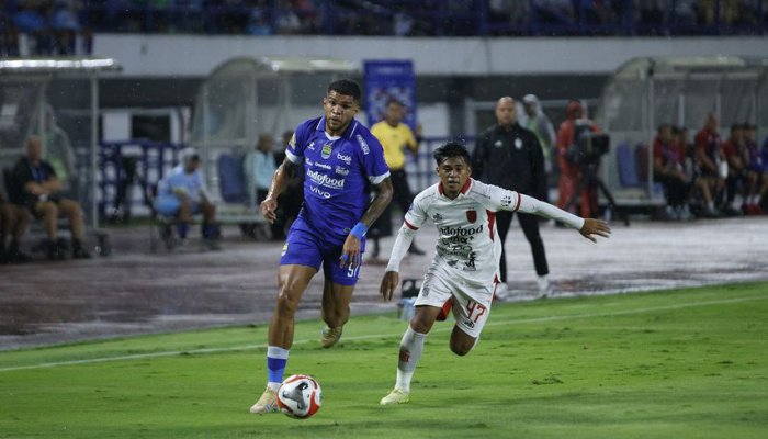 Persib Bandung kembali memperlebar jarak dengan para pesaing di puncak klasemen Super League 2025-2026, setelah menekuk Bali United 3-2.