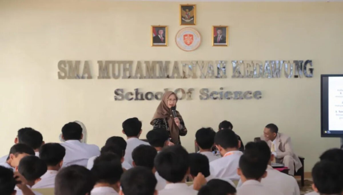 Semangat menanamkan nilai-nilai demokrasi sejak dini terus digaungkan Anggota DPRD Provinsi Jawa Barat Hj. Ratnawati.