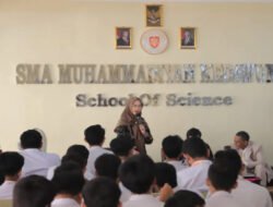 Tanamkan Nilai Demokrasi Sejak Dini, Hj. Ratnawati Ajak Pelajar Cirebon Aktif dan Kritis