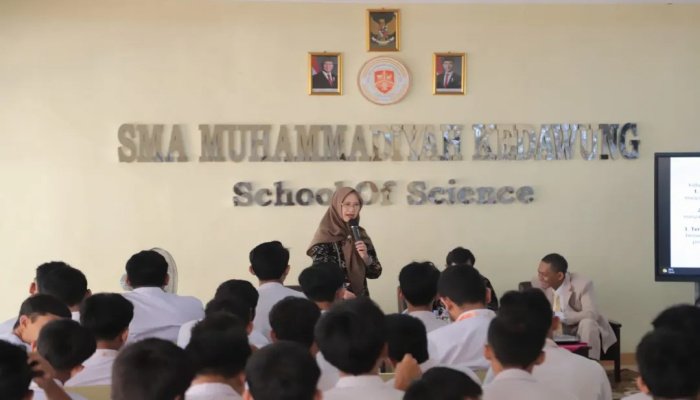 Semangat menanamkan nilai-nilai demokrasi sejak dini terus digaungkan Anggota DPRD Provinsi Jawa Barat Hj. Ratnawati.