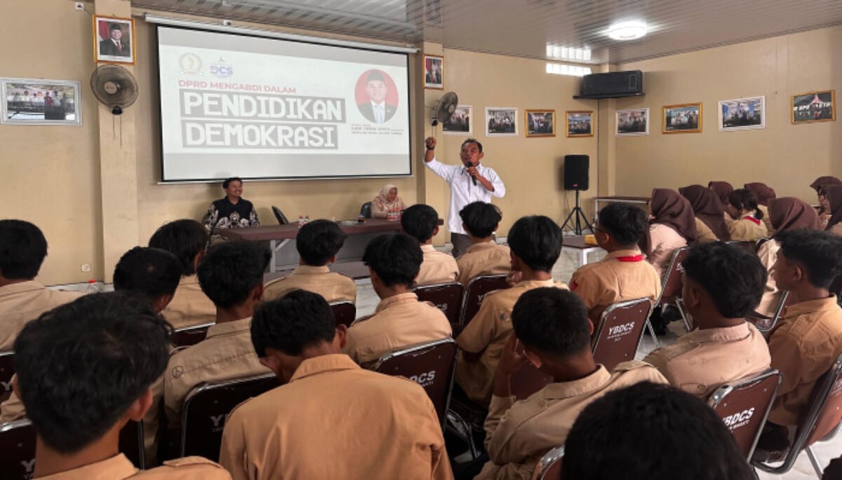 H. Dede Chandra Sasmita, melaksanakan kegiatan DPRD Mengabdi dalam Pendidikan Demokrasi yang bertempat di Pendopo YBDCS.