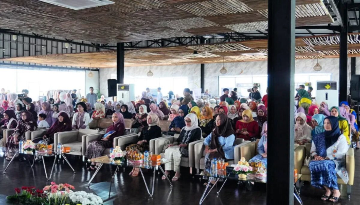 Hj. Ratnawati, menegaskan pentingnya peran strategis perempuan dalam pembangunan saat menghadiri peringatan Hari Kartini tingkat Jawa Barat.