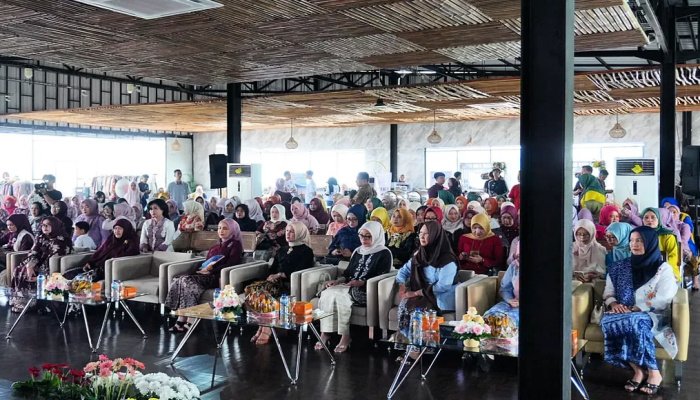 Hj. Ratnawati, menegaskan pentingnya peran strategis perempuan dalam pembangunan saat menghadiri peringatan Hari Kartini tingkat Jawa Barat.