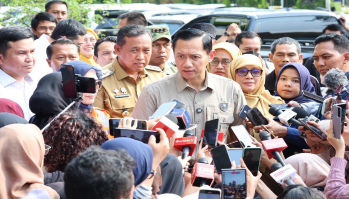 Pemerintah terus mendorong penanganan perlintasan kereta api sebidang yang dinilai rawan kecelakaan, khususnya di wilayah padat penduduk.