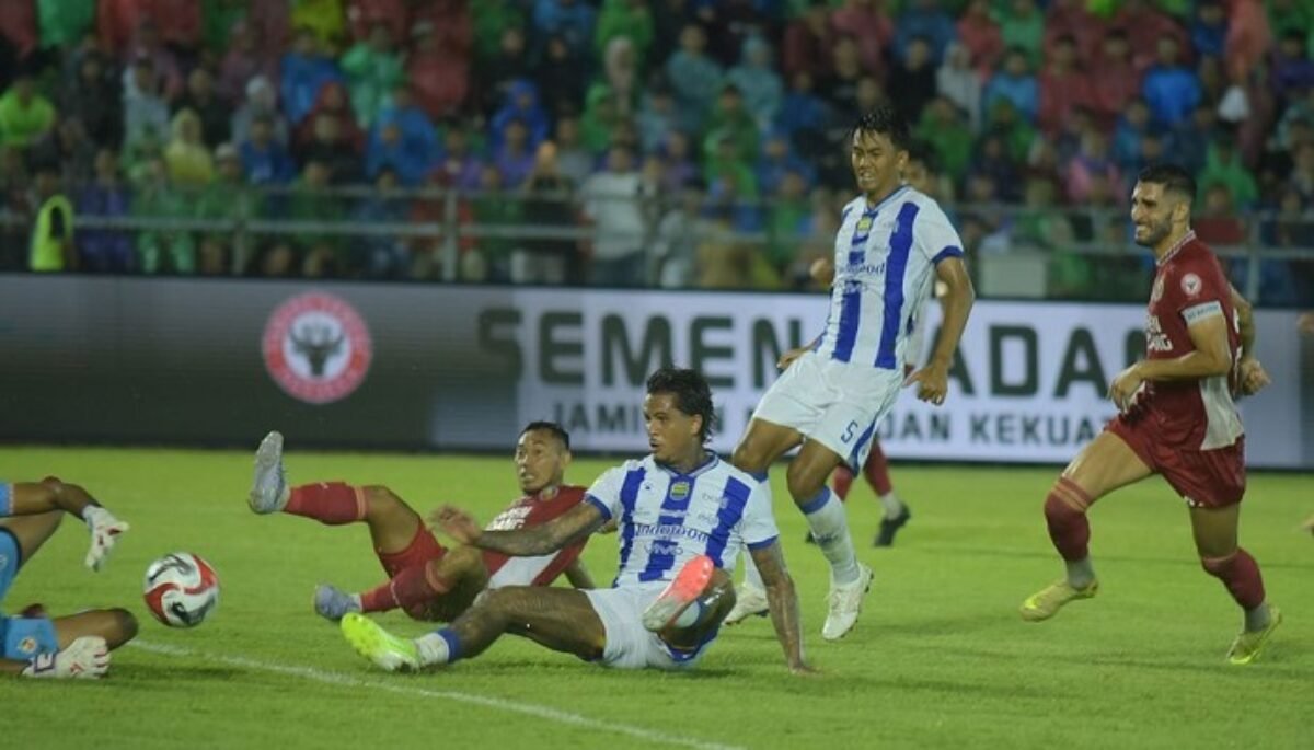 Persib Bandung menjaga posisinya tetap aman di puncak klasemen Super League 2025-2026, setelah menekuk Semen Padang 2-0, Minggu (5/4/2026).