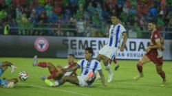 Persib Bandung menjaga posisinya tetap aman di puncak klasemen Super League 2025-2026, setelah menekuk Semen Padang 2-0, Minggu (5/4/2026).