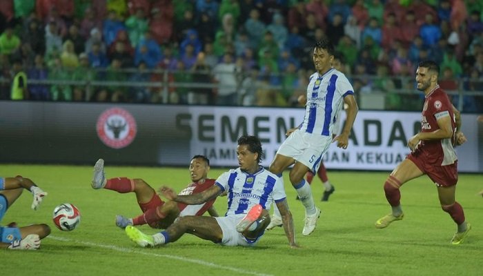 Persib Bandung menjaga posisinya tetap aman di puncak klasemen Super League 2025-2026, setelah menekuk Semen Padang 2-0, Minggu (5/4/2026).