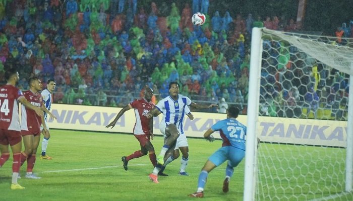 Persib Bandung menjaga posisinya tetap aman di puncak klasemen Super League 2025-2026, setelah menekuk Semen Padang 2-0, Minggu (5/4/2026).