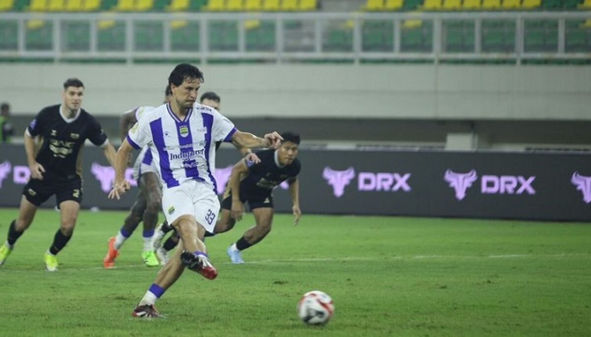 2 Gol Dewa United Kontroversial, Kemenangan Persib Bandung Dijegal Wasit