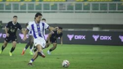 Persib Bandung hanya meraih 1 poin pada Pekan 28 Super League 2025-2026, setelah ditahan imbang Dewa United 2-2, Senin (20/4/2026) malam.