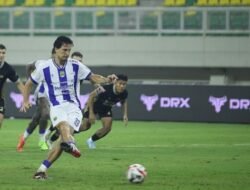 2 Gol Dewa United Kontroversial, Kemenangan Persib Bandung Dijegal Wasit