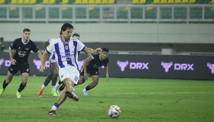 Persib Bandung hanya meraih 1 poin pada Pekan 28 Super League 2025-2026, setelah ditahan imbang Dewa United 2-2, Senin (20/4/2026) malam.