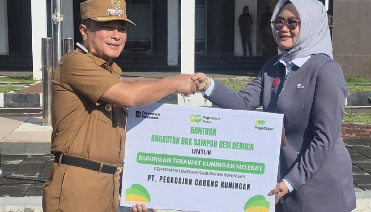 PT Pegadaian Kantor Wilayah X Jawa Barat menyerahkan 12 unit angkutan bak sampah besi beroda kepada Pemkab Kuningan.