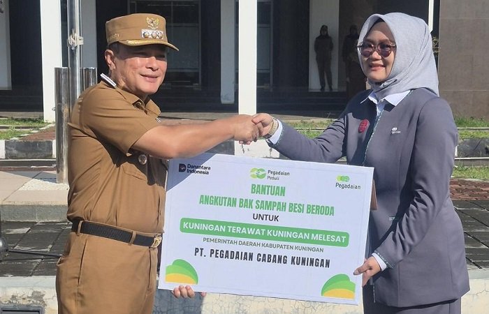 PT Pegadaian Kantor Wilayah X Jawa Barat menyerahkan 12 unit angkutan bak sampah besi beroda kepada Pemkab Kuningan.